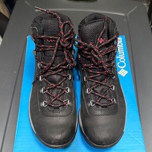Columbia Newton Ridge Plus. Black and Red Outdoor Boots